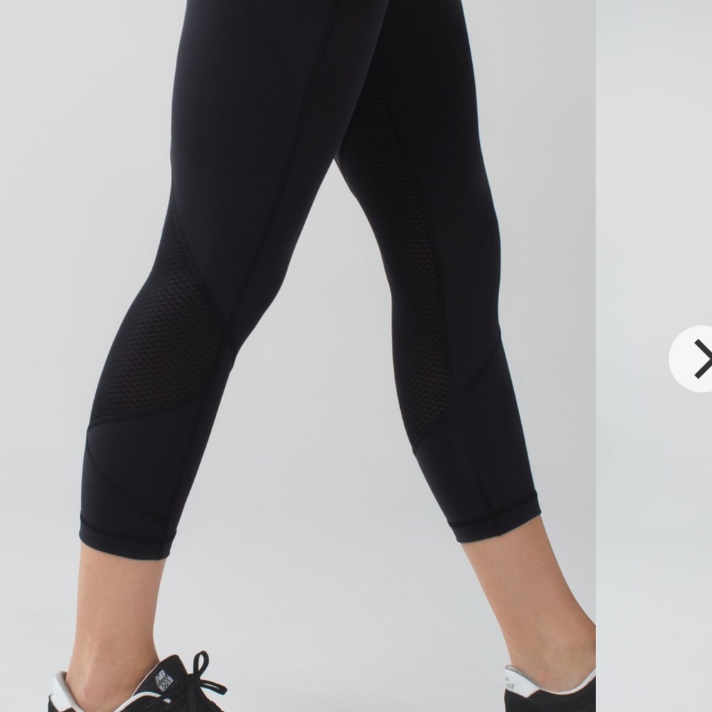 Lululemon Pace Rival Crop *22"
Black